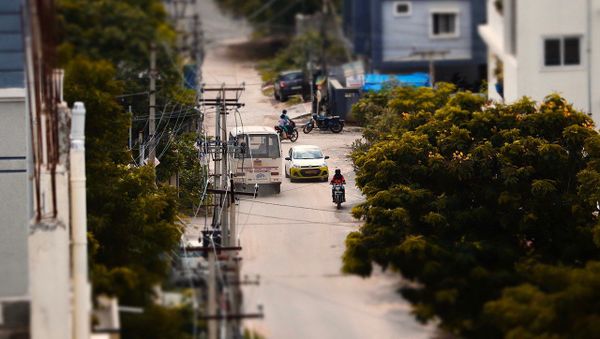 Ola car and a mini-bus on Chitrapuri colony main road - Sputnik International