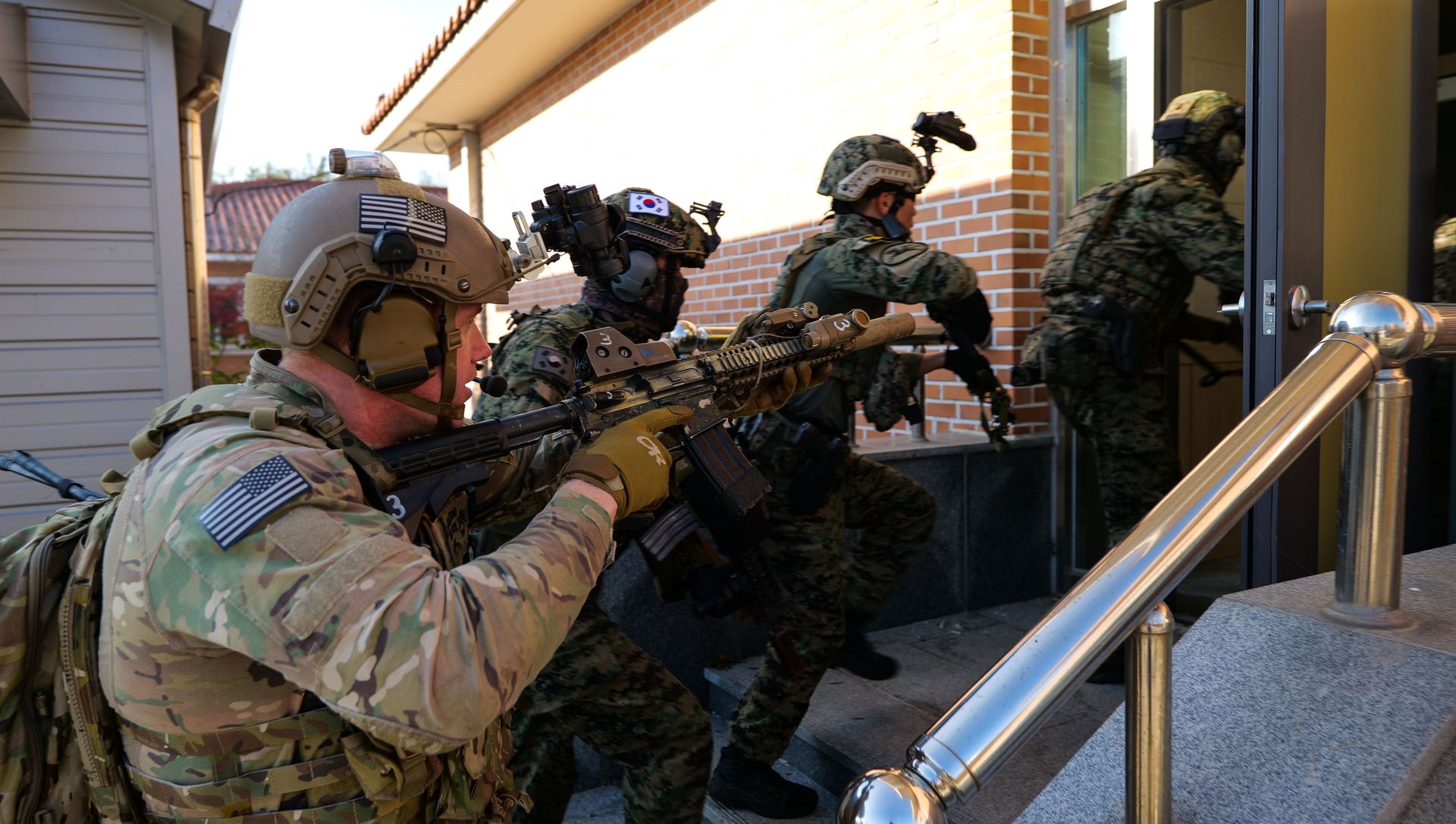Special Operations Command Korea service members conduct close quarters battle training with their Republic of Korea Special Warfare Command counterparts at Kunsan Air Force Base, South Korea, Nov. 11, 2019 Special Operations Command Korea service members conduct close quarters battle training with their Republic of Korea Special Warfare Command counterparts at Kunsan Air Force Base, South Korea, Nov. 11, 2019 - Sputnik International, 1920, 14.02.2021