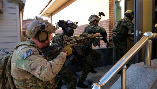 Special Operations Command Korea service members conduct close quarters battle training with their Republic of Korea Special Warfare Command counterparts at Kunsan Air Force Base, South Korea, Nov. 11, 2019 - Sputnik International