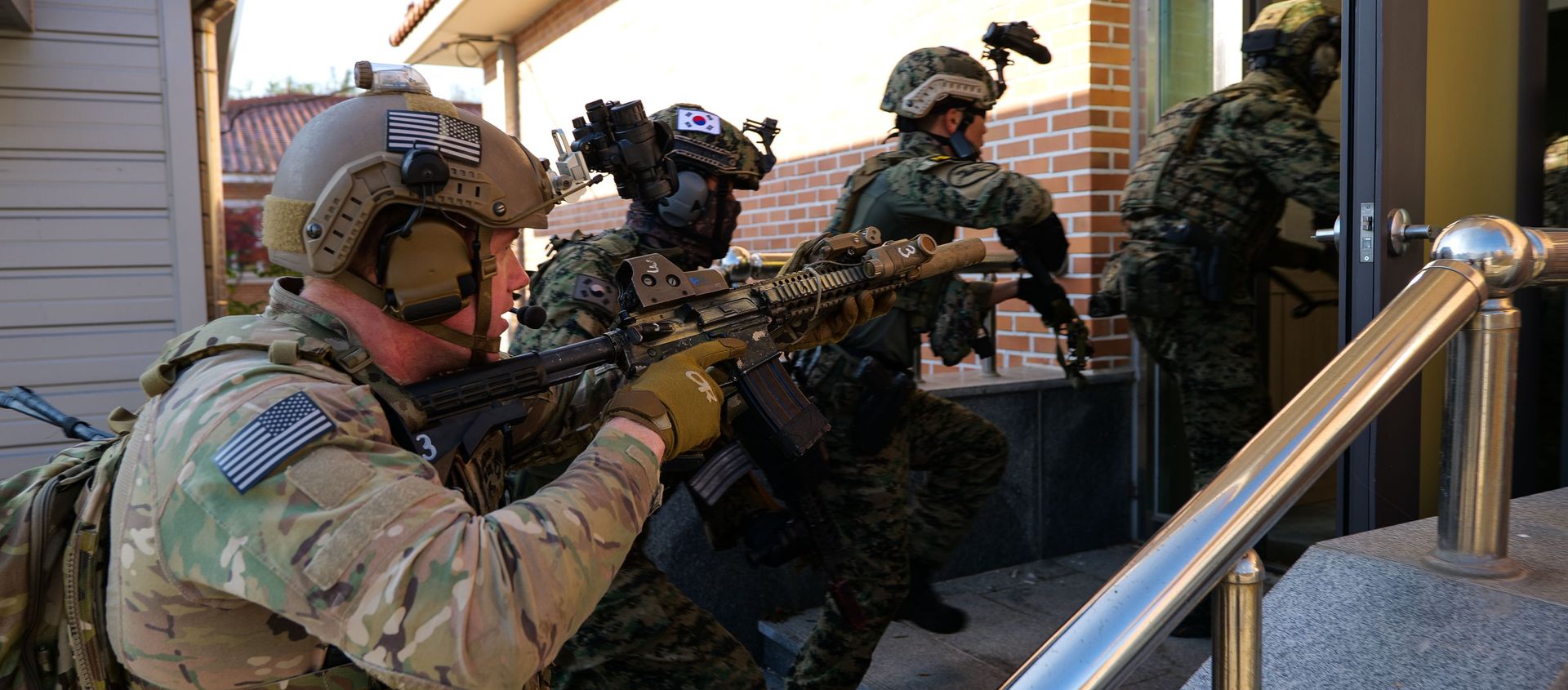Special Operations Command Korea service members conduct close quarters battle training with their Republic of Korea Special Warfare Command counterparts at Kunsan Air Force Base, South Korea, Nov. 11, 2019 - Sputnik International, 1920, 14.02.2021