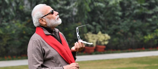 PM Modi watching the Solar Eclipse - Sputnik International