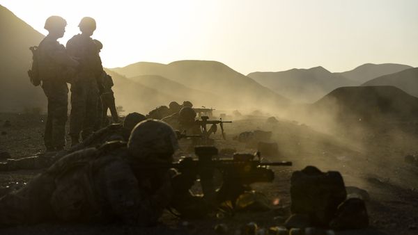U.S. Army Soldiers with 3rd Platoon, Battle Company, 1-32 Infantry, 1st Brigade Combat Team, 10th Mountain Division, assigned to Combined Joint Task Force Horn of Africa's East African Response Force, conduct a series of team stress shoots and support by fire exercises in Djibouti, Nov. 22, 2017 - Sputnik International