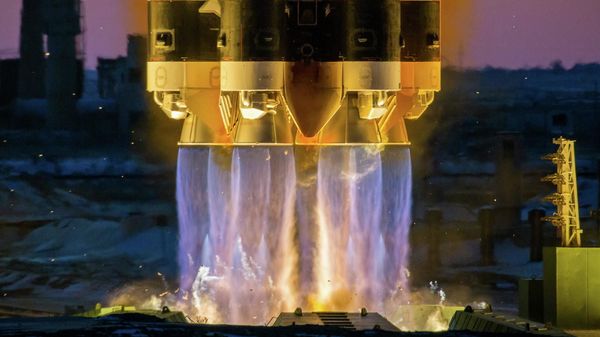 The launch of the Proton-M carrier rocket with a DM-03 booster and Russian Elektro-L No 3 weather satellite - Sputnik International