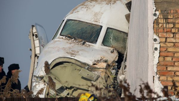 Emergency and security personnel are seen at the site of the plane crash near Almaty, Kazakhstan, December 27, 2019 - Sputnik International