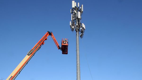 A contract crew from Verizon installs 5G telecommunications equipment on a tower in Orem, Utah, taken 3 December 2019 - Sputnik International