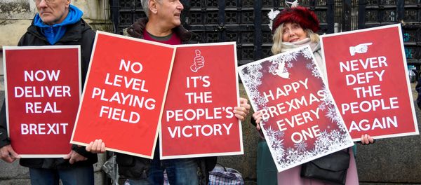 Pro-Brexit demonstrators hold signs outside the Houses of Parliament in London, Britain, December 17, 2019 Pro-Brexit demonstrators hold signs outside the Houses of Parliament in London, Britain, December 17, 2019 - Sputnik International
