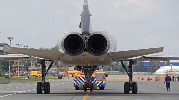 Tu-22M3M strategic bomber being prepped for flight testing at the Kazan Aviation Plant. - Sputnik International