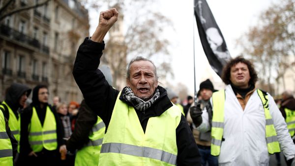 Protestors wearing yellow vests attend a demonstration against French government's pensions reform plans in Paris as part of a second day of national strike and protests in France, December 10, 2019. Protestors wearing yellow vests attend a demonstration against French government's pensions reform plans in Paris as part of a second day of national strike and protests in France, December 10, 2019. - Sputnik International