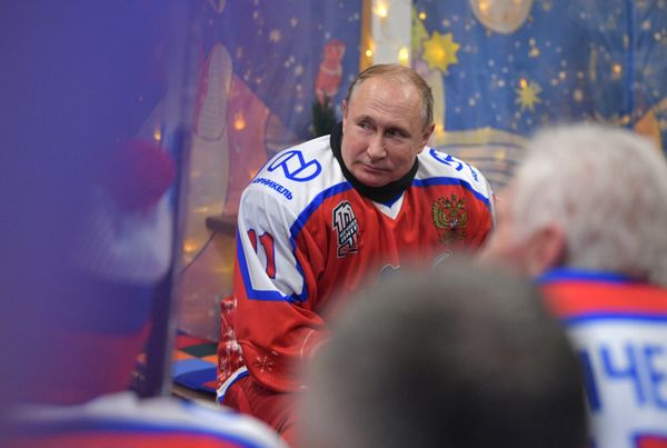 Vladimir Putin Participates in Night Hockey League Friendly Match - Sputnik International