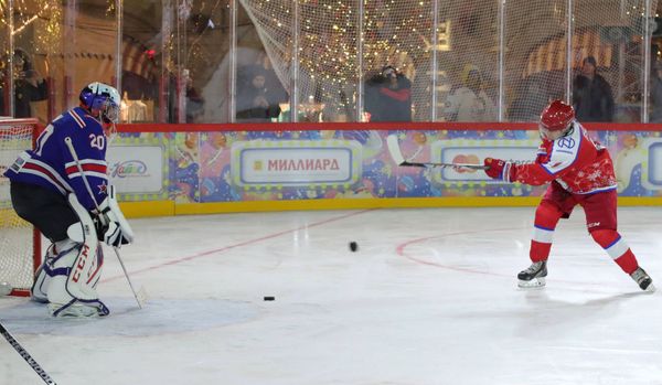 Vladimir Putin Participates in Night Hockey League Friendly Match - Sputnik International