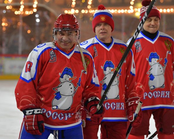 Vladimir Putin Participates in Night Hockey League Friendly Match - Sputnik International