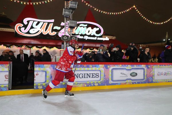 Vladimir Putin Participates in Night Hockey League Friendly Match - Sputnik International