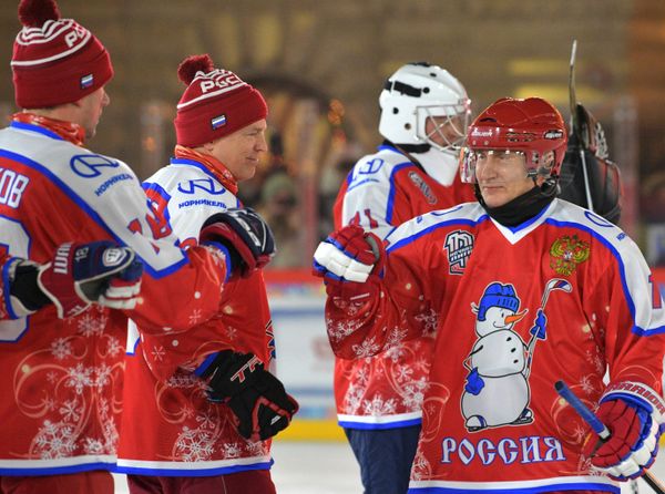 Vladimir Putin Participates in Night Hockey League Friendly Match - Sputnik International