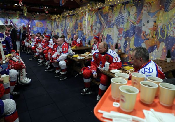 Vladimir Putin Participates in Night Hockey League Friendly Match - Sputnik International