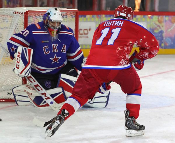 Vladimir Putin Participates in Night Hockey League Friendly Match - Sputnik International