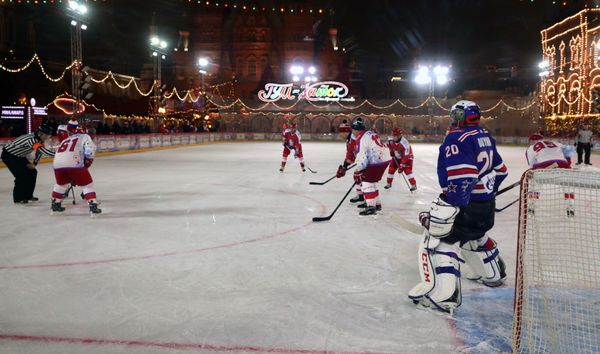 Vladimir Putin Participates in Night Hockey League Friendly Match - Sputnik International