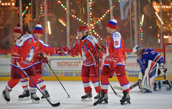 Vladimir Putin Participates in Night Hockey League Friendly Match - Sputnik International