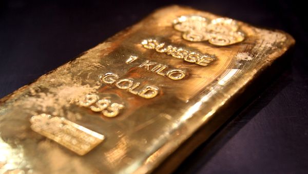 A one kilo gold bar is displayed in a shop in Dubai's gold souk - Sputnik International