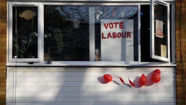 Political election campaign messages and burst balloons are seen in at a house in the same street where Labour party leader Jeremy Corbyn lives, in London, Britain, December 14, 2019. - Sputnik International