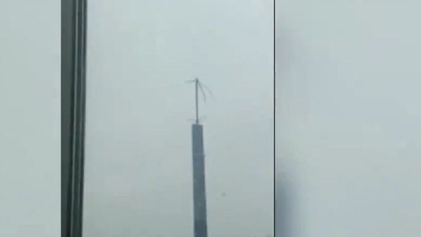 A wind turbine in heavy winds comes undone - Sputnik International