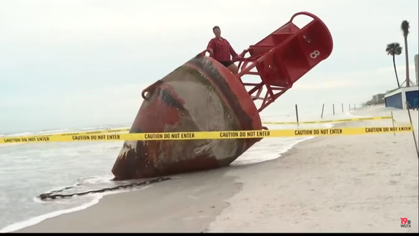 Woman seen on big red buoy from South Carolina that repeatedly went missing and was discovered on beach in Florida - Sputnik International