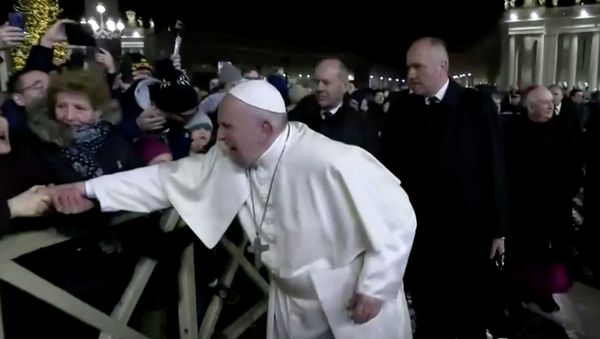 A woman grabs Pope Francis' hand and yanks him towards her - Sputnik International