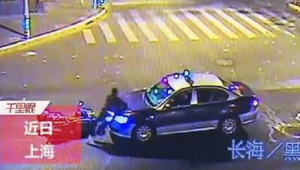 A drunk man threw himself on to a taxi in Shanghai, China imitating a fall in an insurance scam. - Sputnik International