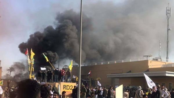 Setting fire to one of the US Embassy's gates in Baghdad - Sputnik International