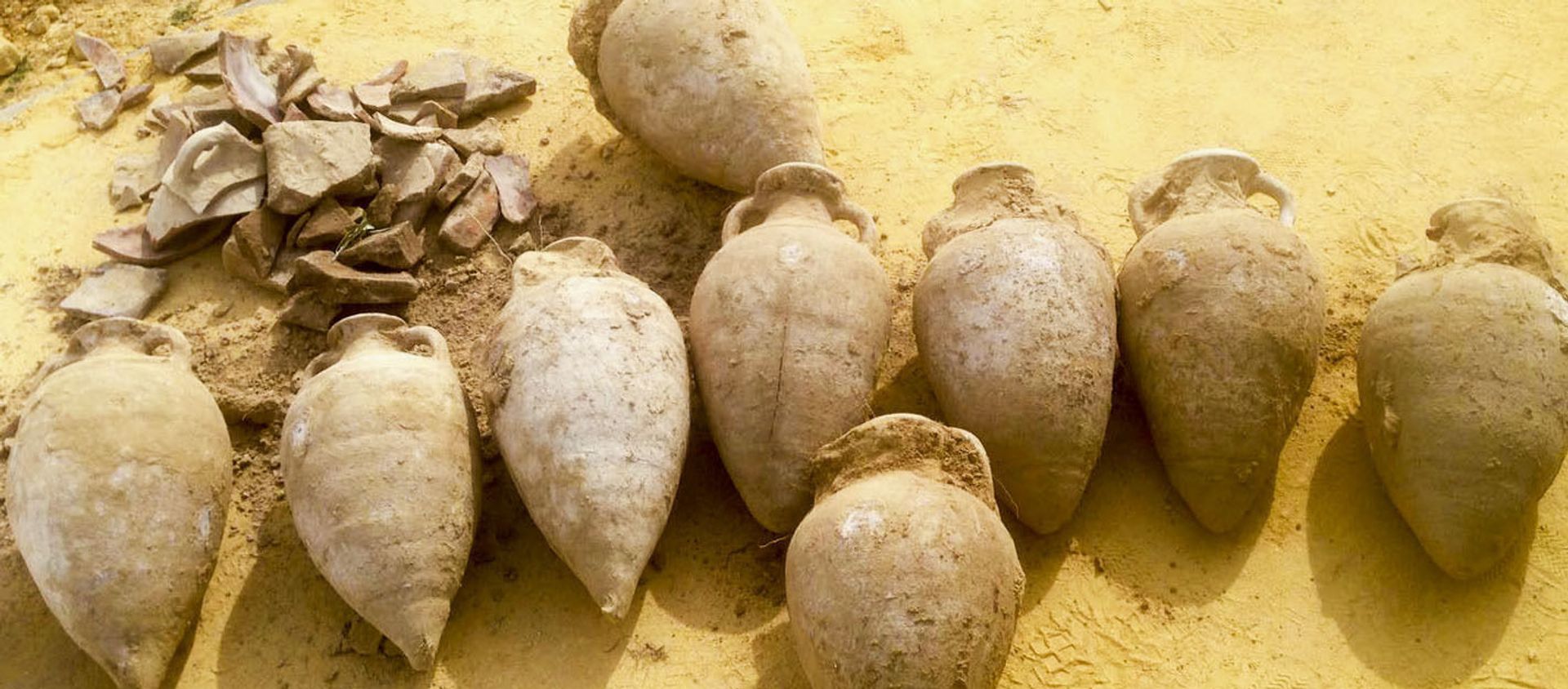 19 amphoras containing thousands of unused bronze and silver-coated coins dating from the end of the 4th century. 19 amphoras containing thousands of unused bronze and silver-coated coins dating from the end of the 4th century. - Sputnik International, 1920, 02.01.2020