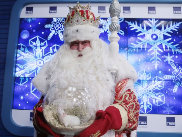 Father Frost, who came from the town of Veliky Ustyug, holds a vase with a white rat in it, a symbol of the year 2020. Father Frost, who came from the town of Veliky Ustyug, holds a vase with a white rat in it, a symbol of the year 2020. - Sputnik International