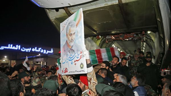 People carry the casket of Iranian commander Qasem Soleimani upon arrival at Ahvaz International Airport in southwestern Iran on January 5, 2020. - Sputnik International