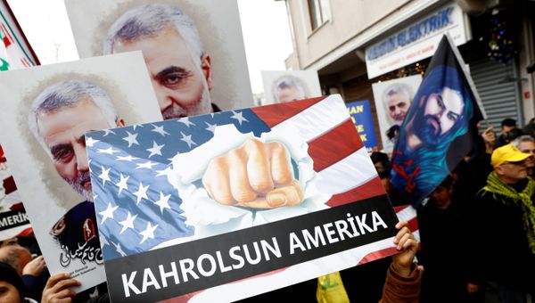 Demonstrators attend a protest against killing of Iranian Major-General Qassem Soleimani, head of the elite Quds Force, who died in an air strike at Baghdad airport, outside U.S. Consulate in Istanbul, Turkey, January 5, 2020. REUTERS/Murad Sezer - Sputnik International