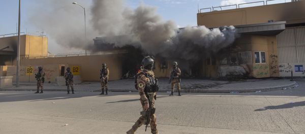 Iraqi army soldiers are deployed in front of the U.S. embassy, in Baghdad - Sputnik International