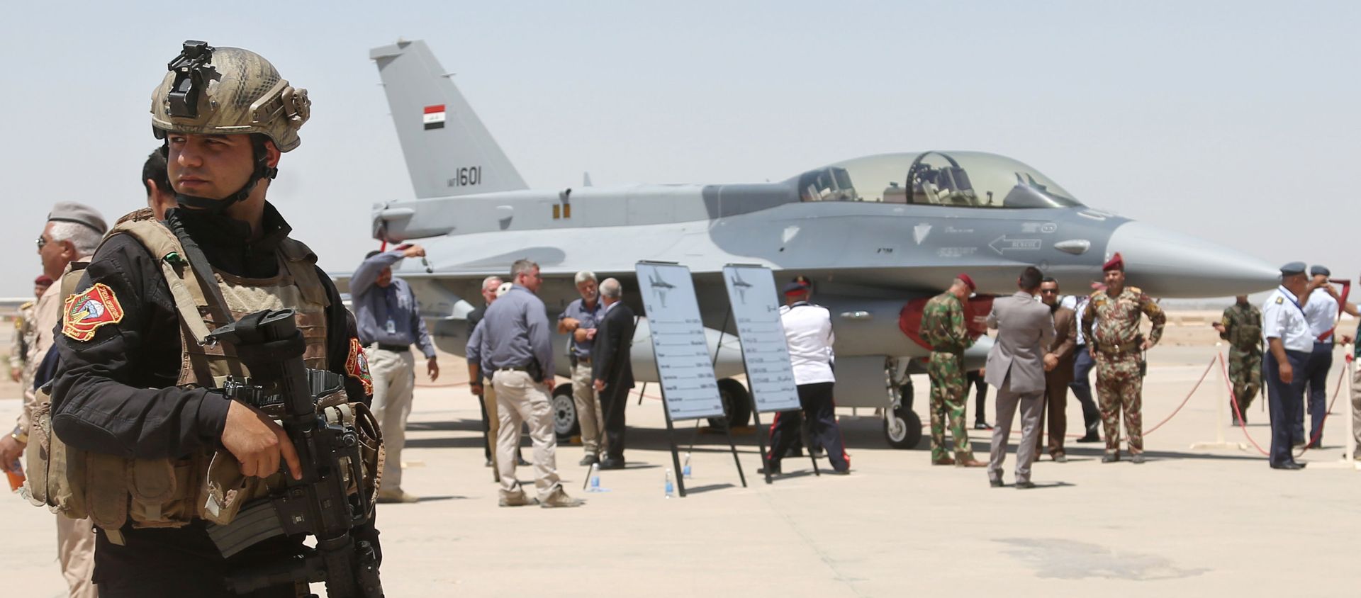 raqi SWAT team stands guard as security forces and others gather next to a U.S.- made F-16 fighter jet during the delivery ceremony at Balad air base raqi SWAT team stands guard as security forces and others gather next to a U.S.- made F-16 fighter jet during the delivery ceremony at Balad air base - Sputnik International, 1920, 07.04.2021