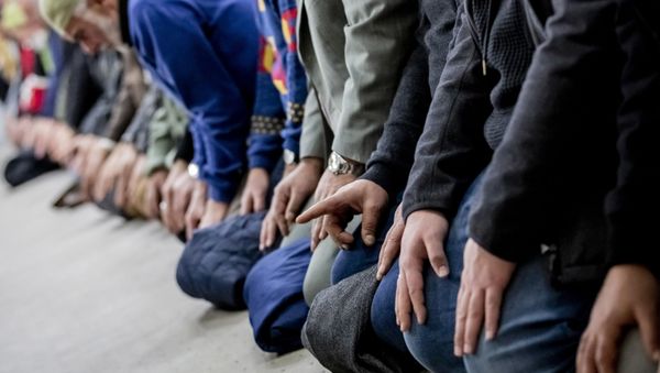 People attend Friday prayers at the Mevlana-Moschee in Berlin's Kreuzberg district on November 23, 2018. - Sputnik International