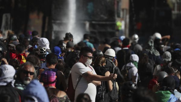 An anti-government demonstrator in Santiago, Chile - Sputnik International