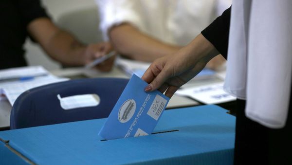A member of the Israeli Druze community casts her ballot during Israel's parliamentary elections on September 17, 2019, in Daliyat al-karmel in northern Israel.  - Sputnik International