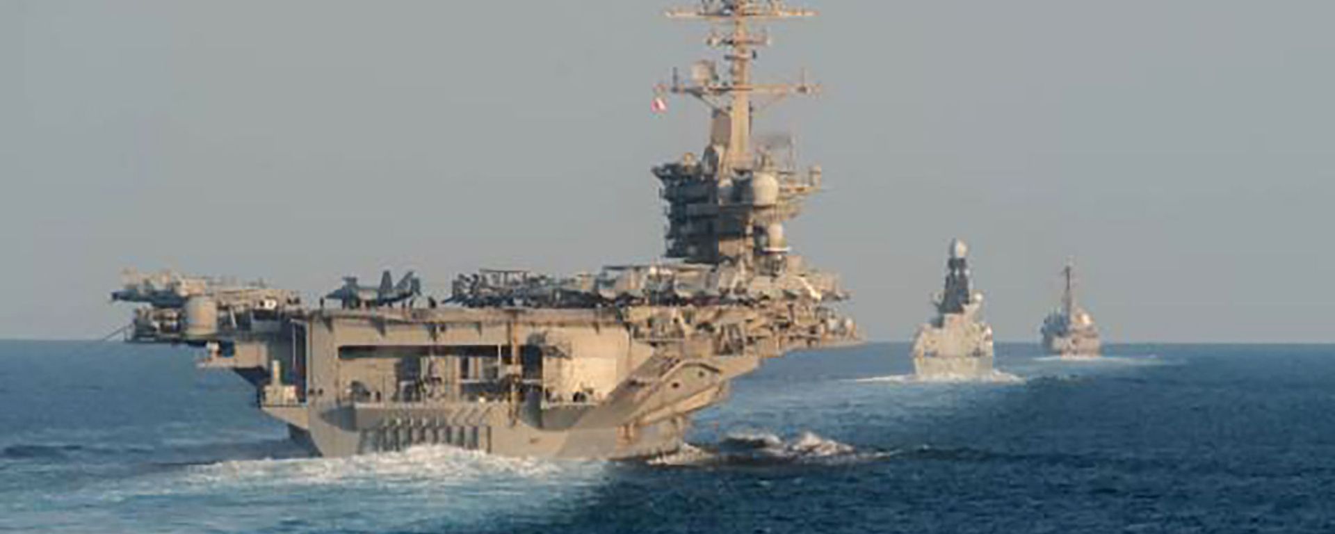 In this photo made available by U.S. Navy, the aircraft carrier USS Abraham Lincoln, left, the air-defense destroyer HMS Defender and the guided-missile destroyer USS Farragut transit the Strait of Hormuz with the guided-missile cruiser USS Leyte Gulf. File photo. In this photo made available by U.S. Navy, the aircraft carrier USS Abraham Lincoln, left, the air-defense destroyer HMS Defender and the guided-missile destroyer USS Farragut transit the Strait of Hormuz with the guided-missile cruiser USS Leyte Gulf. File photo. - Sputnik International, 1920, 12.08.2024