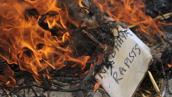 Activists of the Communists Party of India(CPI) burn an effigy representing the rapists of Delhi student, Nirbhaya during their protest in Hyderabad on March 6, 2015.  - Sputnik International