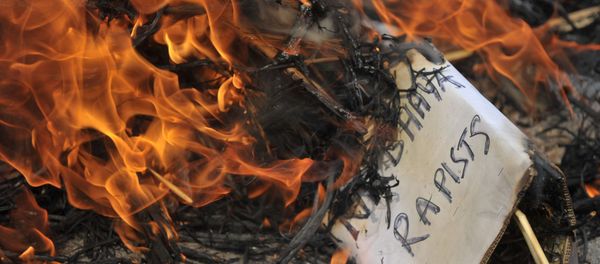 Activists of the Communists Party of India(CPI) burn an effigy representing the rapists of Delhi student, Nirbhaya during their protest in Hyderabad on March 6, 2015.  - Sputnik International