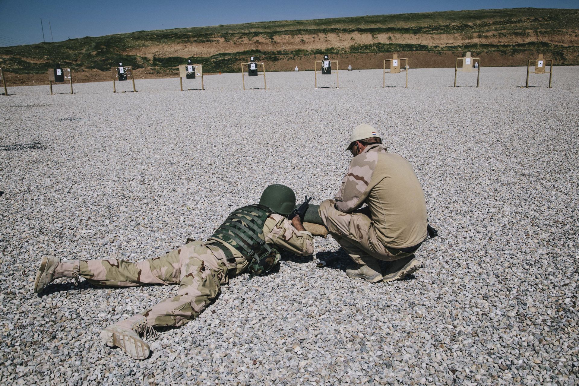 In this March 9, 2016 file image, a Dutch army trainer, right, helps a Kurdish Peshmerga soldier during a military training session at a shooting range, at Bnaslawa Military Base in Irbil, northern Iraq.  - Sputnik International, 1920, 07.09.2021