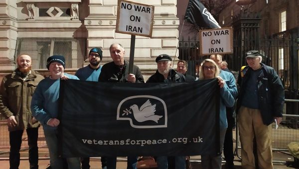 Veterans for Peace UK members stand infront of 10 Downing Street on 7 July 2020 in opposition to war with Iran - Sputnik International