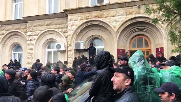 Protesters assault presidential administration building in Sukhumi, Abkhazia - Sputnik International