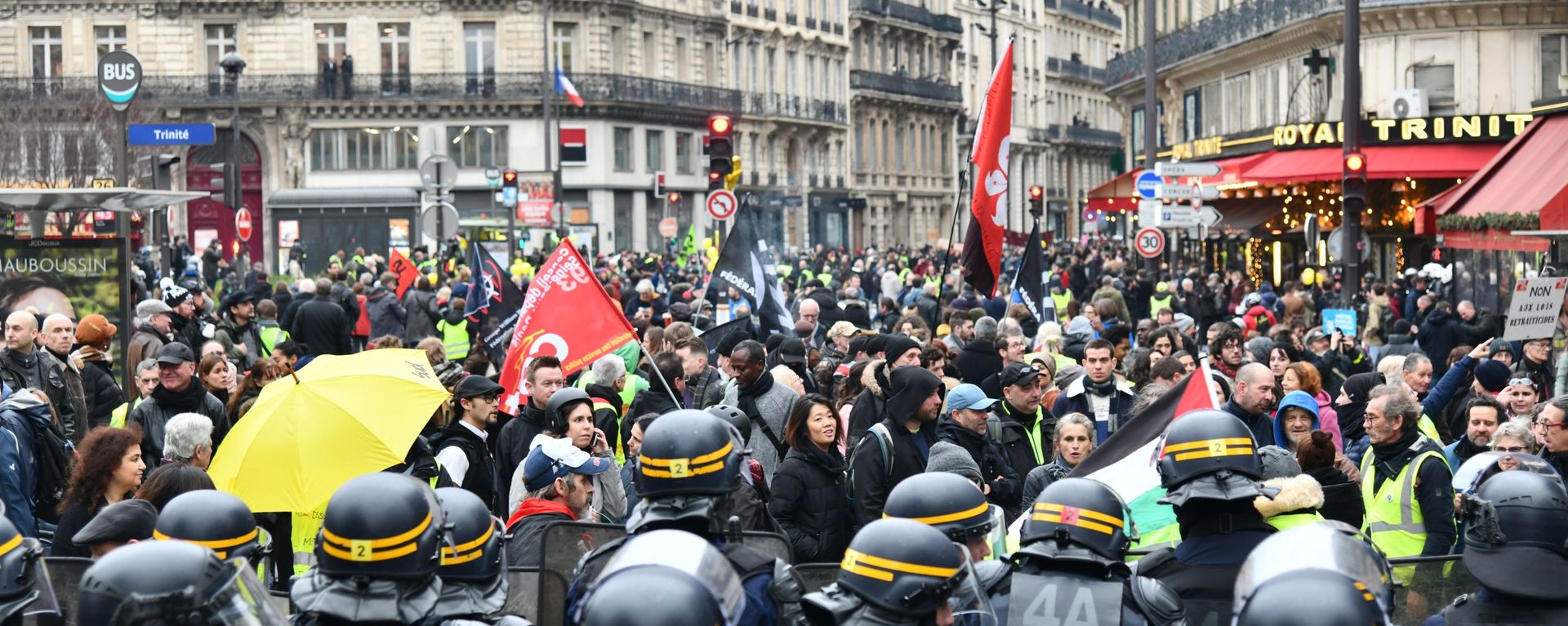 Protesters face off with CRS riot police during a demonstration as part of the 36th consecutive day of strike against French government's pensions reform plans, in Paris, France. Protesters face off with CRS riot police during a demonstration as part of the 36th consecutive day of strike against French government's pensions reform plans, in Paris, France. - Sputnik International, 1920, 29.09.2022