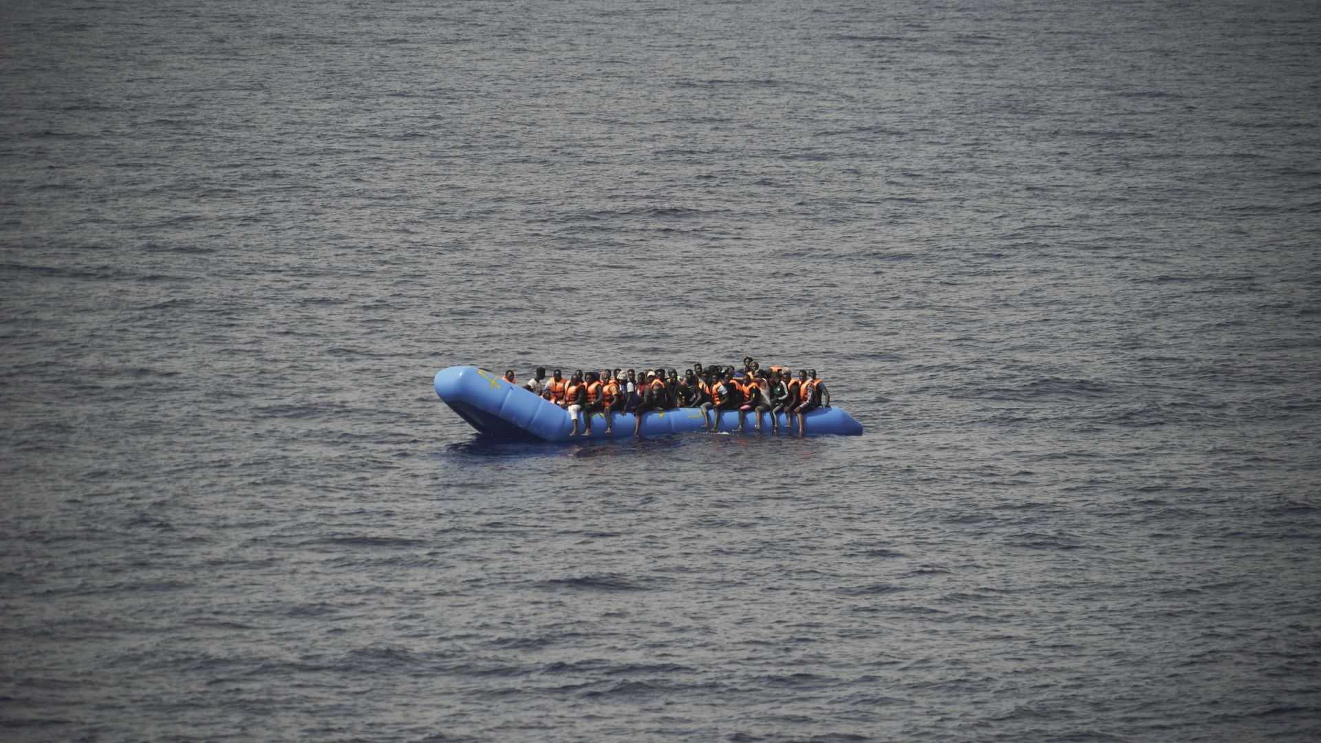 Migrants aboard a blue plastic boat in the Mediterranean Sea Migrants aboard a blue plastic boat in the Mediterranean Sea - Sputnik International, 1920, 10.06.2021