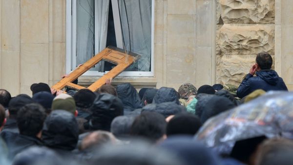 Protesters assault presidential administration building in Sukhumi, Republic of Abkhazia - Sputnik International