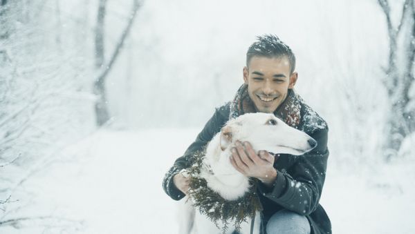 Smiling man with a white dog with winter forest on the background. - Sputnik International