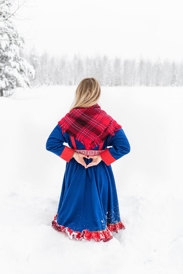 A girl wearing a plaid shawl stands in a snowy field. A girl wearing a plaid shawl stands in a snowy field. - Sputnik International