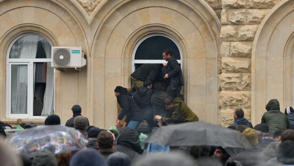 Protesters assault presidential administration building in Sukhumi, Republic of Abkhazia - Sputnik International
