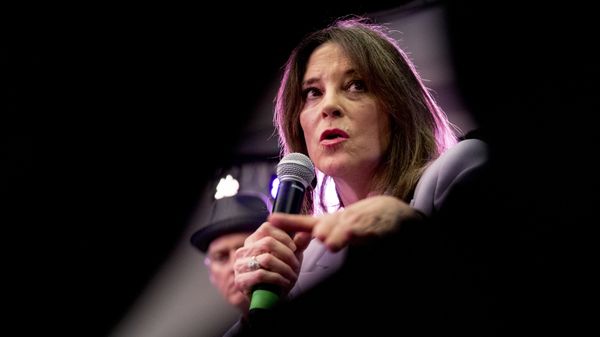  Democratic presidential candidate Marianne Williamson speaks at a the Faith, Politics and the Common Good Forum at Franklin Jr. High School, Thursday, Jan. 9, 2020, in Des Moines, Iowa - Sputnik International